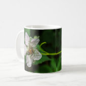 ハネビーがブラックベリーのフラワーマグに受粉 コーヒーマグカップ (正面左)