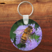 ハネビーonパープルアゲラトゥムフラワーキーチェーン キーホルダー (正面)