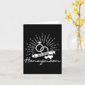 ハネムーンの上にいた – 愛の結婚カップル花嫁 カード (黄色い花)