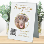 ハネムーンファンド結婚ペットの金ゴールドQRコードドッグフォト テーブルテントサイン<br><div class="desc">あなたの最高の犬があなたのハネムーンを管理し、このペットの写真のハネムーンカスタムファンドのサインを見る。愛犬家に最適で、犬のハネムーン基金はあなたの家でヒット結婚する。とモダン金ゴールドエレガント。「My Parents Honeymoon Fund」このペットのカスタマイズハネムーン基金のサインは、犬や猫、子犬や子猫の写真やQRコードと名前と一緒に入れていお気に入りのる。COPYRIGHT © 2020 Judy Burrows,  Black Dog Art - All Rights Reserved.ハネムーンファンド結婚ペットの金ゴールドQRコードドッグフォトテーブルテントサイン</div>
