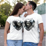 ハネムーン結婚のリングや輪がハート型に Tシャツ<br><div class="desc">おもしろいの新郎新婦のためのハネムーンtシャツ。このTシャツは新郎新婦のために作られた。素晴らし新婚旅行の衣服にTシャツ。このTシャカスタマイズツを使用して、婚約の発表、名前の追加、日付の追結婚加が可能。ハート型のクリスタルの中に絵画アクリルの二つ結婚のリングがプリントされたイメージ。</div>
