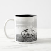ハノイベトナム自転車ベイマウレイクレーニンパーク ツートーンマグカップ (左)