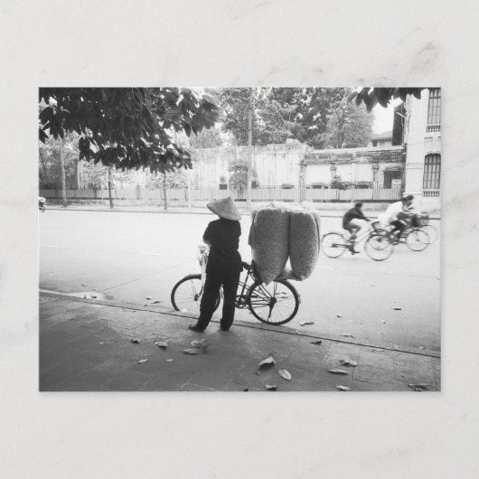 ハノイ・ベトナム、バイクイル・デリバリー・ウーマン(NR) ポストカード (正面)
