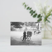 ハノイ・ベトナム、バイクイル・デリバリー・ウーマン(NR) ポストカード (スタンド正面)