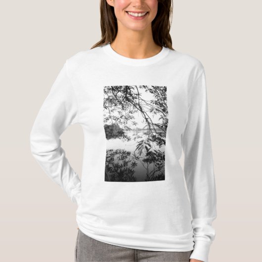 ハノイ ベトナム ホアンキエム湖の景色 Tシャツ (正面)