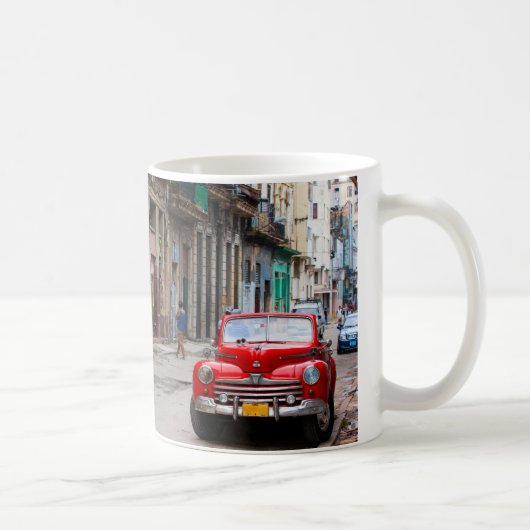 ハバナの街を走るレトロな車 コーヒーマグカップ (右)