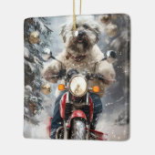 ハバニーズ犬がオートバイクリスマスに乗る セラミックオーナメント (左)