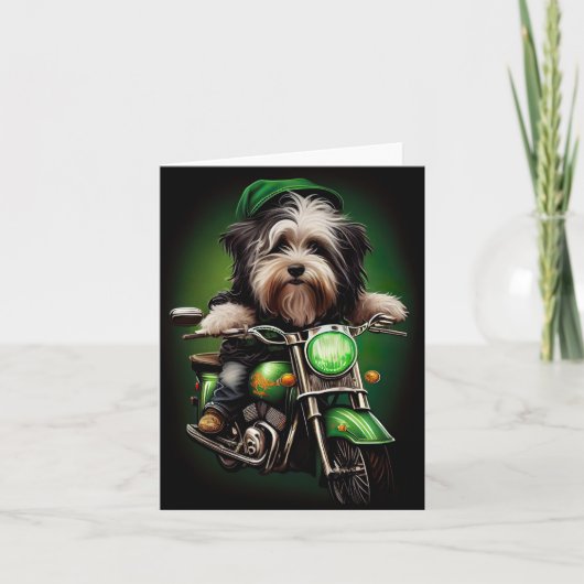 ハバニーズ犬が自転車に乗ってセントパトリックデーを祝う カード (正面)