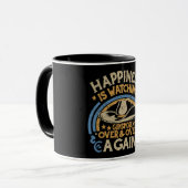 ハピネスは銃煙のカウボーイおもしろいハットを見ている マグカップ (正面左)