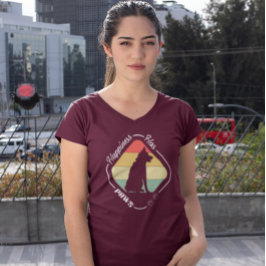 ハピネスハズポーズデザイン Tシャツ