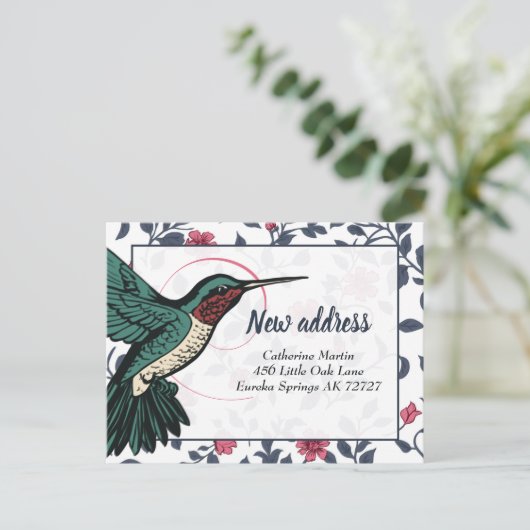 ハミングバかわいらしードピンクの花のつる植物新しいアドレス ポストカード (スタンド正面)