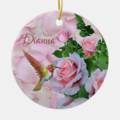 ハミングバパーソナライズされたードピンクのバラと花びら セラミックオーナメント (正面)