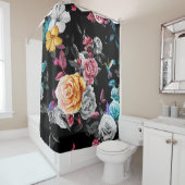 ハミングバード、バラ：水色の黒い背景 シャワーカーテン (インサイチュ)