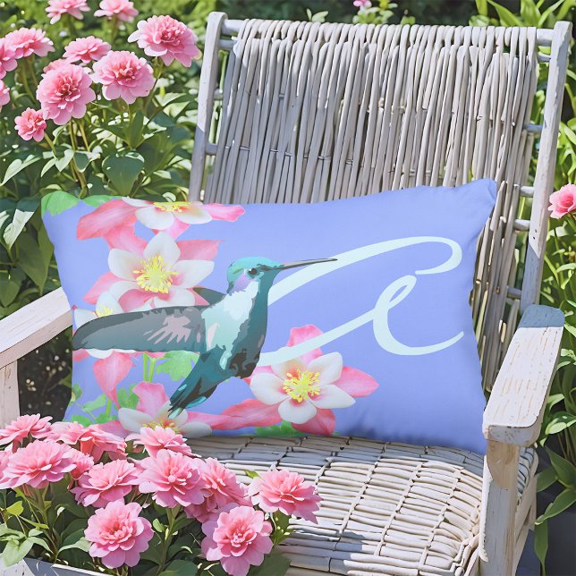 ハミングバード&ピンクオダマキ（植物）花モノグラムブルー アウトドアクッション (Hummingbird floral outdoor pillow with monogram and cheerful pink Columbine flowers on periwinkle)