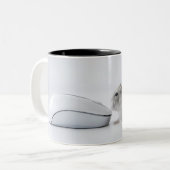 ハムスターおよびコンピュータマウス ツートーンマグカップ (正面左)