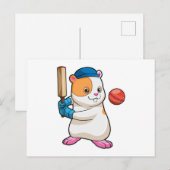 ハムスターがクリケットでクリケットのバットとキャップを身に着けている ポストカード (正面/裏面)