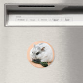 ハムスターのウインターベリーが齧り木のおもちゃをかじる マグネット (インサイチュ (食洗機))