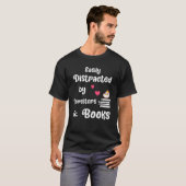 ハムスターの本のハムスターの本に簡単に気を取られる Tシャツ (正面フル)