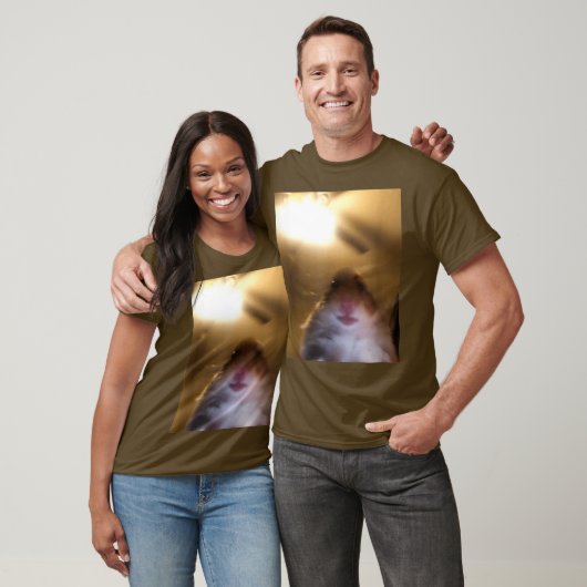 ハムスター凝視カメラミーム Tシャツ (ユニセックス)