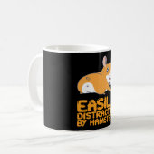 ハムスター – ハムスターに簡単に気を取られる コーヒーマグカップ (正面左)