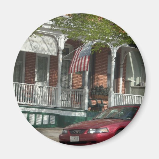 ハムデンにあるマスタングとアメリカ国旗 マグネット (正面)