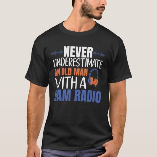 ハムラジオを持つ老人を決して過小評価しない Tシャツ (正面)