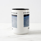 ハリケーンの眼内の嵐の目 ツートーンマグカップ (中央)