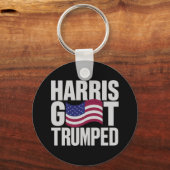 ハリス得は究極の政治的ユーモアを切り捨てた キーホルダー (正面)
