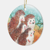 ハリネズミが互いに話し合うイラストレーション セラミックオーナメント (左)