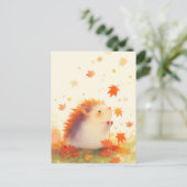 ハリネズミが落ち葉を見る紅葉 ポストカード (スタンド正面)