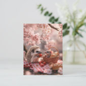 ハリネズミとマウスがイチゴを共有 – ピクニック ポストカード (スタンド正面)