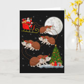 ハリネズミのサンタがスレイを飛ばす面白い魔法のクリスマス カード (黄色い花)