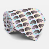 ハリネズミの恋人のタイ-ピンクの水の黄色の背景 ネクタイ (ロール)