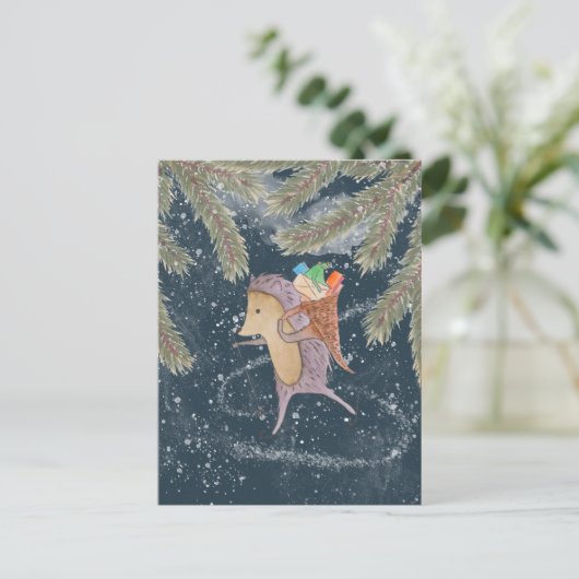 ハリネズミをスキーに乗せて。贈り物が肩に付いた籠 ポストカード (スタンド正面)