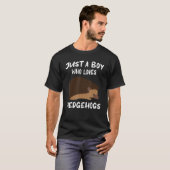 ハリネズミを愛するおもしろい少年 Tシャツ (正面フル)