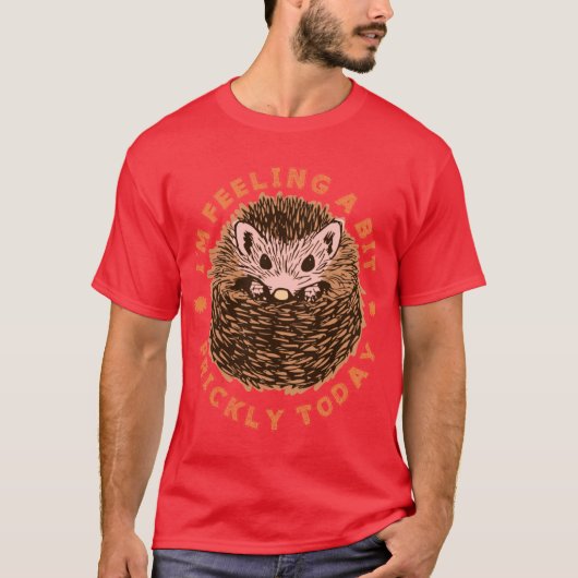 ハリネズミ 今日はちょっとイライラしてるわ レトロ Tシャツ (正面)