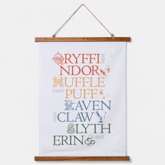 ハリーポッター™ |繊細なスケッチHOGWARTS™ハウス 吊り下げ型タペストリー (正面)