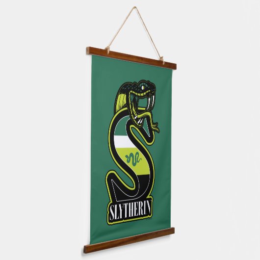ハリーポッター™ | SLYTHERIN™アスレティックバッジ 吊り下げ型タペストリー (傾斜あり)