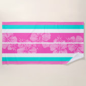 ハレイワサーフボードハワイアンストライプのハイビスカス – ピンク ビーチタオル (正面)