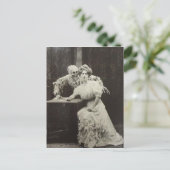 ハロウィビクトリアン風変わりーンのおびえた女性 ポストカード (スタンド正面)