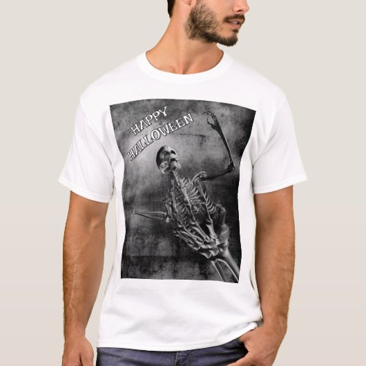ハロウィンおめでとう。スケルトンに抱かれたスケルトン Tシャツ (正面)