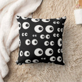ハロウィンおもしろいを見る黒いシームレスな目不気味 クッション (ブランケット)