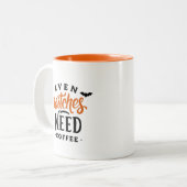 ハロウィンおもしろい引用文ブラックとオレンジ色の魔女 ツートーンマグカップ (正面左)