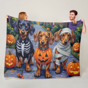 ハロウィンでトリック・オア・トリートするダックスフンド犬 フリースブランケット