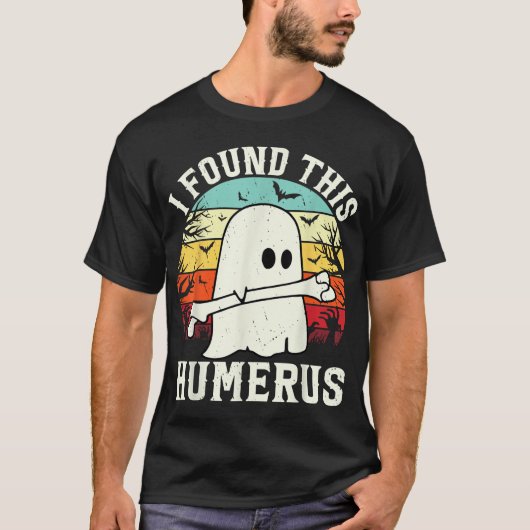 ハロウィンで見つけたユーモラスな幽霊の骨 Tシャツ (正面)