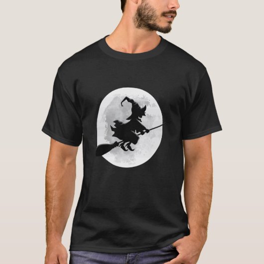 ハロウィンにぴったりな満月と箒に乗った魔女の面白いデザイン Tシャツ (正面)