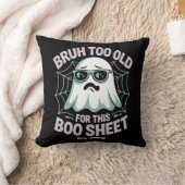 ハロウィンにぴったりな「Bruh Too Old for This Boo Sheet」おもしろ幽霊 クッション (ブランケット)