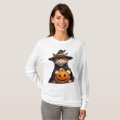 ハロウィンにカボチャを持つ怒った黒猫 👻 Tシャツ (正面フル)