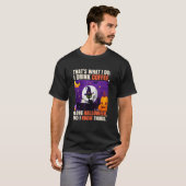 ハロウィンにコーヒーを飲んで黒猫を知る Tシャツ (正面フル)