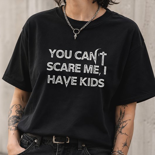 ハロウィンに強い子を持つ親のユーモア Tシャツ